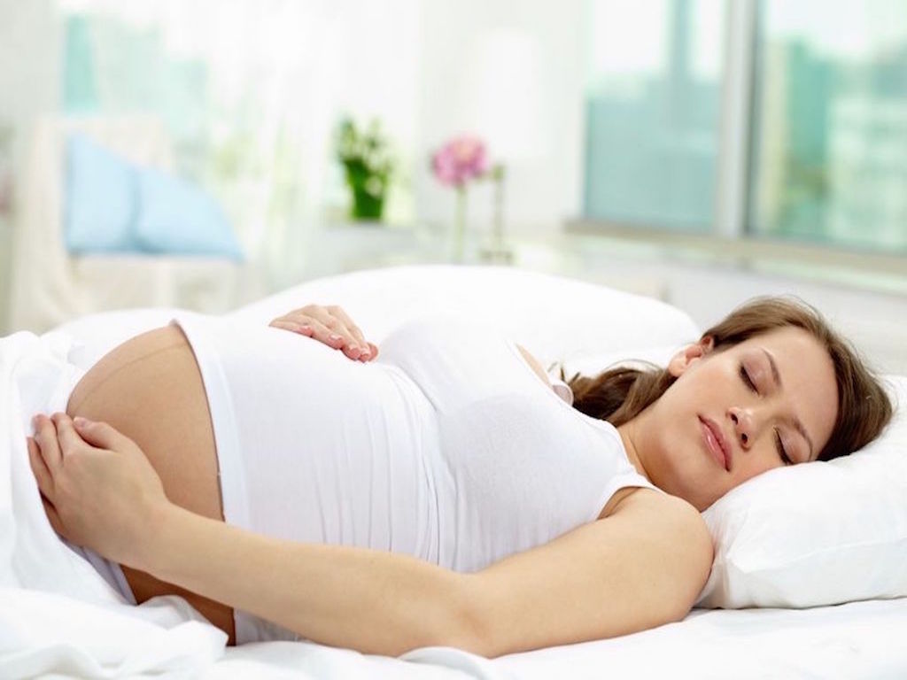Không nên nằm ngửa khi mang thai