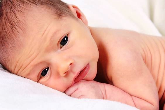 trẻ sơ sinh 1 tháng tuổi bị vàng da