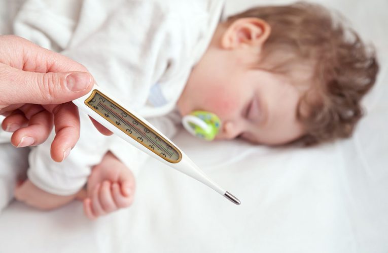 Nguyên nhân và cách điều trị đúng sốt ở trẻ sơ sinh
