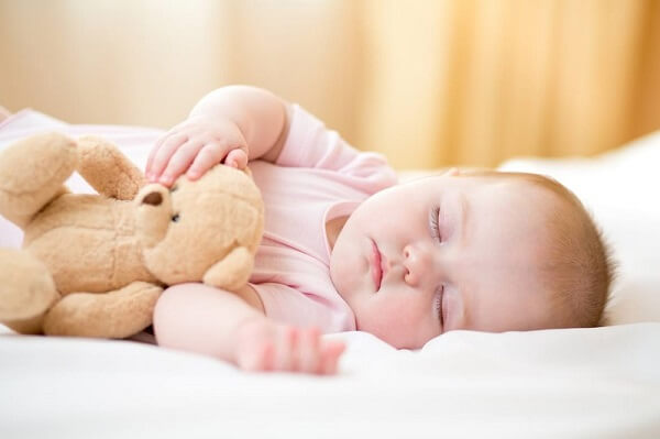 Nguyên nhân và cách cải thiện tình trạng trẻ hay giật mình khi ngủ