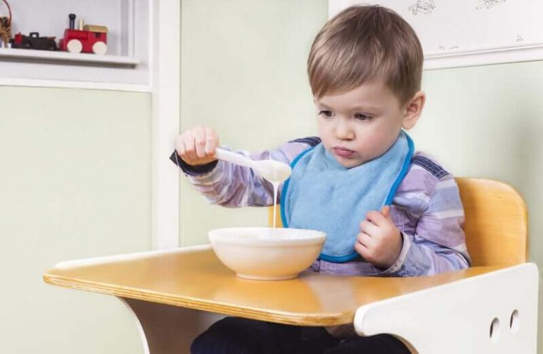 Trẻ ăn hay bị nôn do nguyên nhân nào và cách xử trí