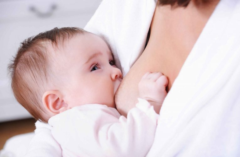 Khi trẻ 1 tháng tuổi bị ho có đờm bố mẹ cần làm gì?